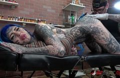 Femeia Plina De Tatuaje Da Pizda Gratis Unui Barbat Necunoscut