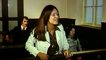 Un Barbat Cu Masca Pe Fata Fute O In Sala De Judecata