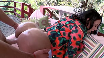 Fiul de isi fute mama de fata cu tacsu pentru ca avea curul prea obraznic
