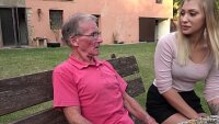 Bunicul o fute pe nepoata lui pana aceasta ramane cu sloboz pe ea